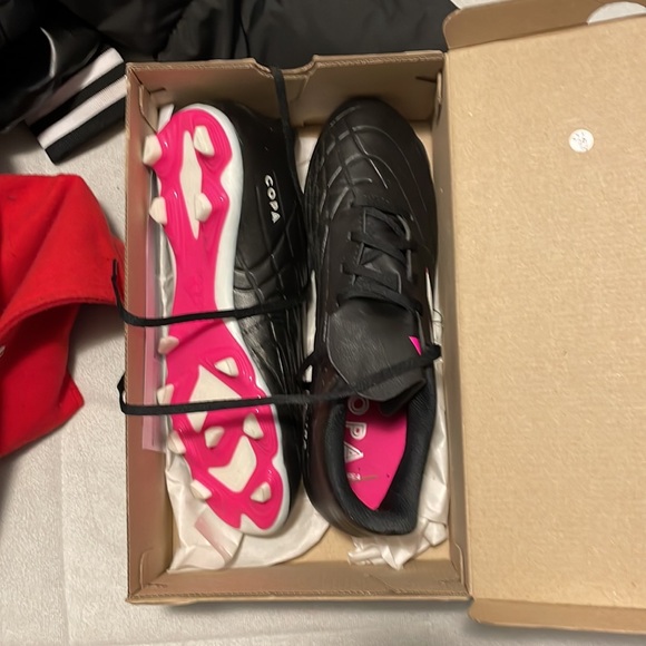Selling Nike soccer clits that have only been worn once - Picture 2 of 4